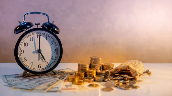时钟与钞票和硬币叠在桌上的国际货币 时间投资或退休储蓄 商业和金融概念 — 图库照片