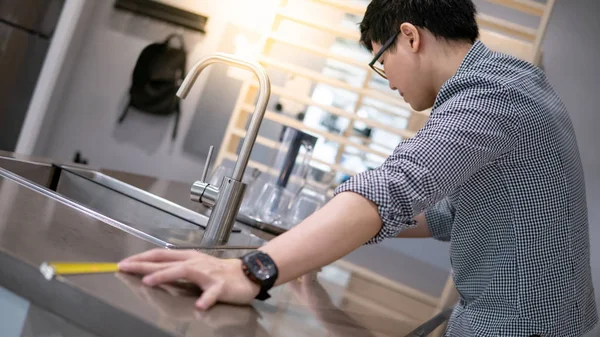 Joven Hombre Asiático Utilizando Cinta Métrica Para Medir Encimeras Granito —  Fotos de Stock