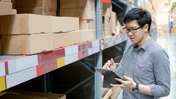 Ung Asiatisk Man Arbetare Gör Inventering Produkten Pappkartong Hyllor Lager — Stockfoto