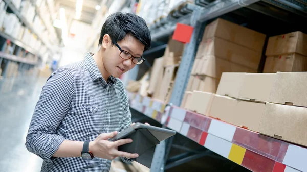 Ung Asiatisk Man Arbetare Gör Inventering Produkten Pappkartong Hyllor Lager — Stockfoto