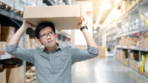 Joven Hombre Asiático Que Lleva Caja Cartón Sobre Cabeza Entre —  Fotos de Stock