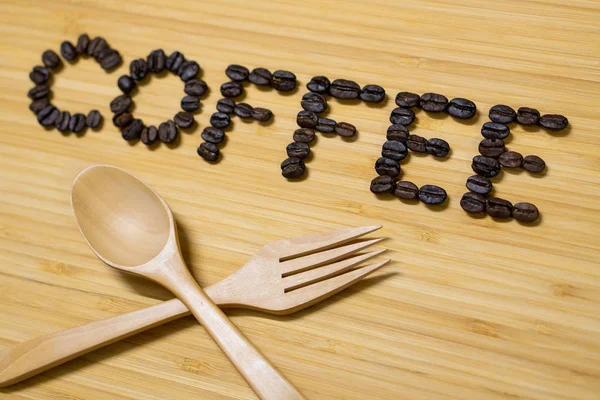 Λέξη Καφέ Φτιαγμένο Από Κόκκους Καφέ Κουτάλι Και Πιρούνι Ξύλινο — Φωτογραφία Αρχείου