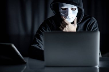 Beyaz holding hacker adam maske laptop arıyorum