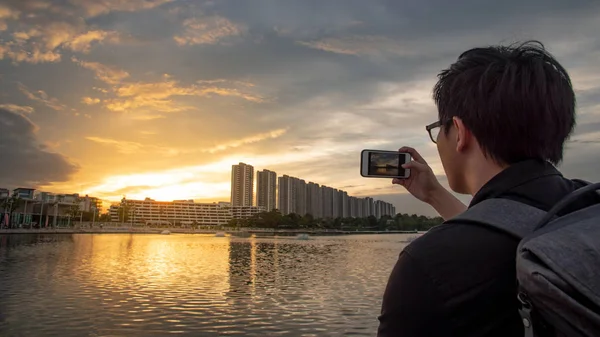Ázsiai ember vesz a naplemente fénykép smartphone — Stock Fotó