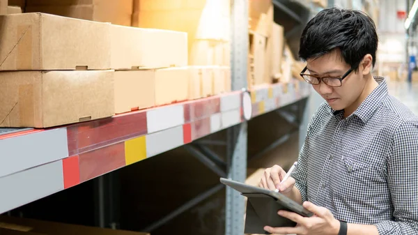 Joven Trabajador Asiático Haciendo Inventario Producto Caja Cartón Los Estantes —  Fotos de Stock