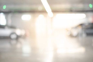 Bulanık arabaları alışveriş merkezinin otoparkına park etmiş. Endüstriyel ve ulaşım kavramları için odaklanmış arkaplan veya arkaplan