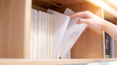 Seçme ve beyaz kitabın içinde Halk Kütüphanesi wodden bookshelf toplama erkek el. Eğitim Araştırma ve kendini Üniversitesi yaşam kavramları öğrenme