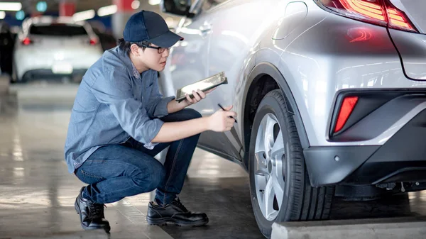 Fiatal Ázsiai Auto Szerelő Üzem Digitális Tábla Ellenőrzése Autó Kerék — Stock Fotó