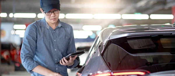 Fiatal Ázsiai Auto Szerelő Üzem Digitális Tábla Ellenőrző Autót Auto — Stock Fotó