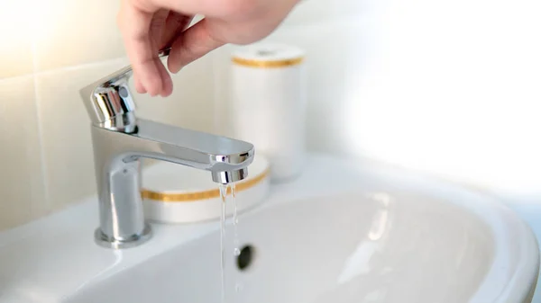 Αρσενική Χέρι Άνοιγμα Βρύση Βρύση Στο Μπάνιο Εξοικονόμηση Νερού Στο — Φωτογραφία Αρχείου