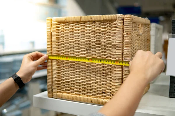 Male Hand Using Tape Measure Wooden Woven Box Store Shopping — Stock Photo, Image