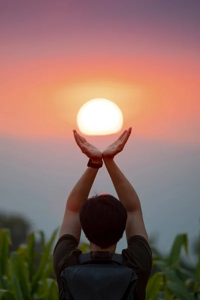 Asiatic Câmp Porumb Ridicându Braţele Ţinând Soarele Apus Speranţă Rugăciune — Fotografie, imagine de stoc