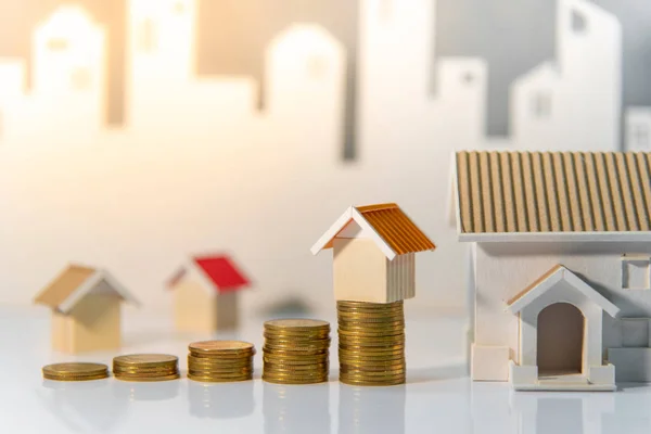 Immobilieninvestitionen Oder Hypothekendarlehen Immobilienleiterkonzept Münzstapel Und Hausmodelle Auf Dem Tisch — Stockfoto