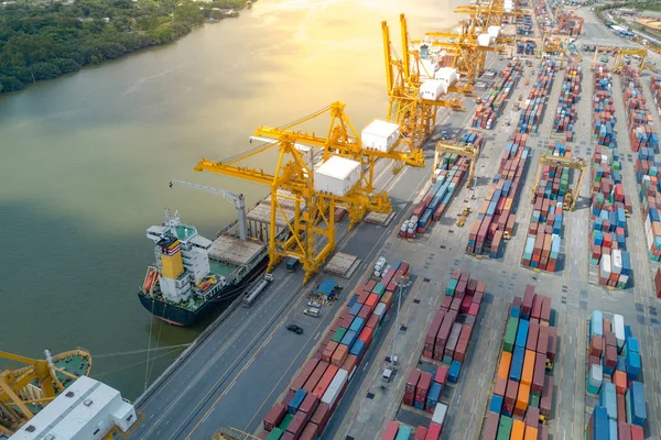 Lojistik ve taşımacılık konteyner kargo yük Konteynır İstif Vinci Tersanesi ile gemi. Lojistik ithalat ihracat sanayi iş ve taşıma. Drone alınan havadan görünümü.
