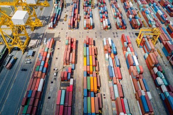 船厂集装箱起重机集装箱货运船舶的物流和运输 物流进出口业务和运输业 从无人机上拍摄的鸟图 — 图库照片