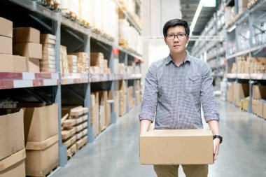 Küçük Asya satır depo raflar arasında taşıma karton kutu dostum. Depolama veya çekme çalışma ve kavramlar ambalaj alışveriş