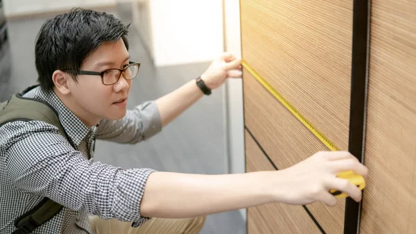 Junger Asiatischer Mann Mit Maßband Zur Messung Moderner Holzschränke Begehbaren — Stockfoto