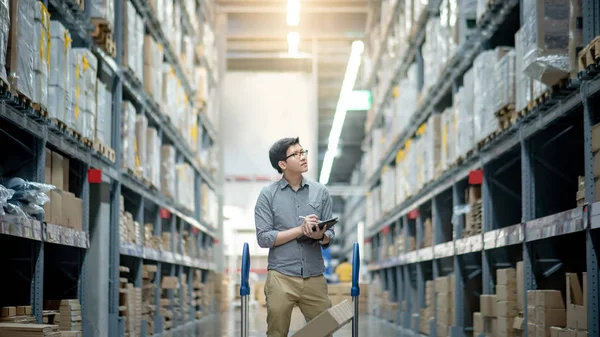 Joven Trabajador Asiático Haciendo Inventario Producto Caja Cartón Los Estantes — Foto de Stock