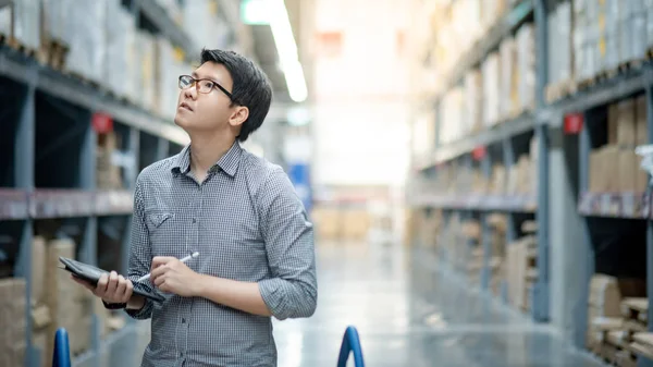 Joven Trabajador Asiático Haciendo Inventario Producto Caja Cartón Los Estantes — Foto de Stock