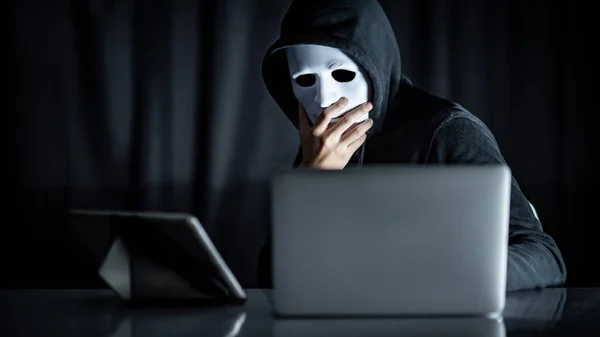 Mysterie Mannelijke Hoodie Hacker Wit Masker Laptopcomputer Kijken Houden Anonieme — Stockfoto