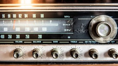 Retro eski radyo pano rustik ayarlama düğmesi ile. Müzik ve haber yayın üzerinden dinlemek. Vintage yaşam tarzı kavramı