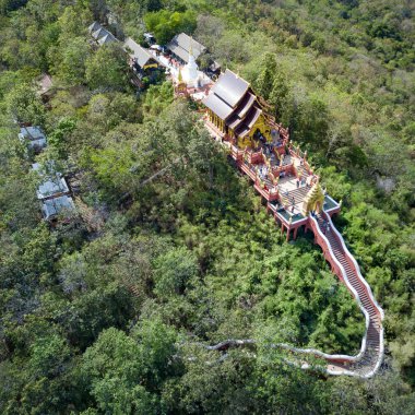 Wat Phra Bu DOI Phra Chan, Budist Tapınağı Lampang ili, Tayland tepede havadan görünümü.