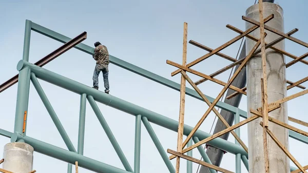 Manliga Byggnadsarbetare Står Stål Fackverket Struktur Byggarbetsplatsen Brett Span Bygga — Stockfoto