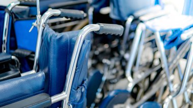 Grup mavi tekerlekli hastane veya sağlık kliniği katlanır. Sağlık ve tıbbi hizmet anlayışı