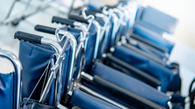 Grup mavi tekerlekli hastane veya sağlık kliniği katlanır. Sağlık ve tıbbi hizmet anlayışı