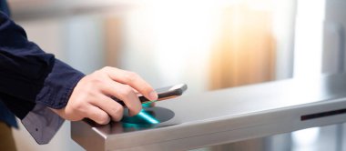 Otomatik giriş kapısı makine ofis binası içinde açmak için Smartphone kullanarak erkek ele