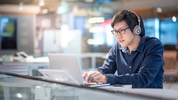 Homem Negócios Asiático Ouvindo Música Por Fones Ouvido Enquanto Trabalhava — Fotografia de Stock