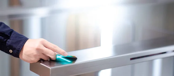 事務所ビルで自動改札機を開くにスマート カードを使用して男性の手 — ストック写真
