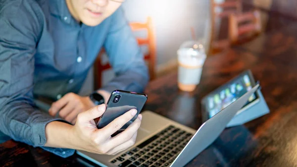 Mão Masculina Segurando Smartphone Empresário Usando Computador Portátil Tablet Digital — Fotografia de Stock