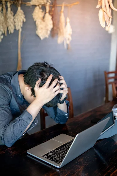 Перегруженный Азиатский Бизнесмен Мужчина Предприниматель Испытывает Стресс Разочарование Время Работы — стоковое фото