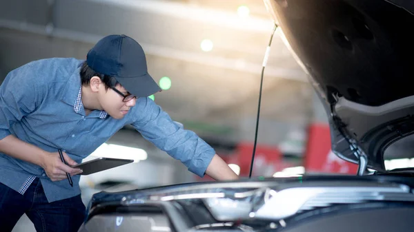 Otomobil Tamircisi Dijital Tablet Tutuyor Otomobil Garajında Kaputun Altındaki Araba — Stok fotoğraf