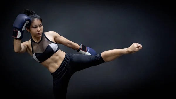 Jovem Mulher Asiática Boxeador Com Luvas Boxe Azul Chutando Ginásio — Fotografia de Stock