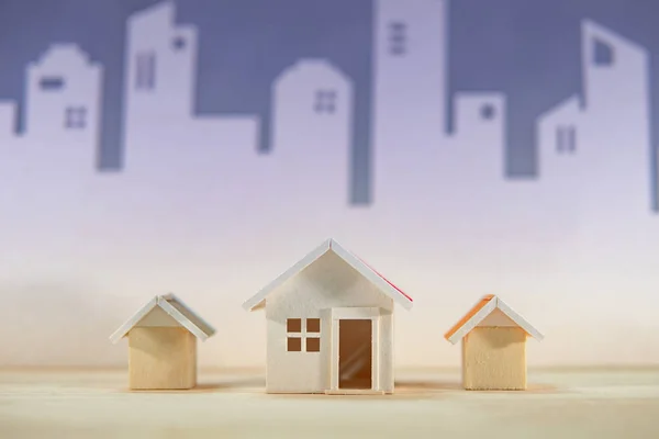 Immobilien Oder Immobilieninvestitionen Home Design Konzept Holzhausmodelle Auf Dem Tisch — Stockfoto