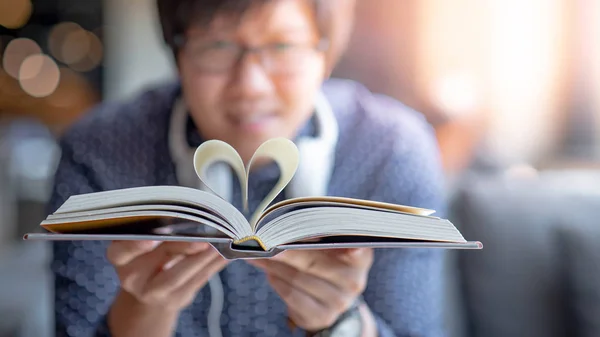 Asiatiska Lycklig Man Håller Bok Med Hjärta Form Sida Viks — Stockfoto