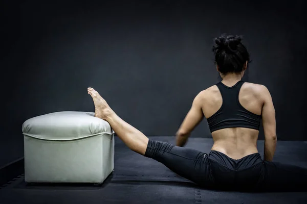 Chica Asiática Estirando Pierna Con Una Silla Pequeña Gimnasio Fitness — Foto de Stock