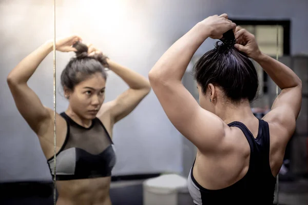 Chica Atleta Asiática Ropa Deportiva Mirando Espejo Mientras Ata Cabello — Foto de Stock