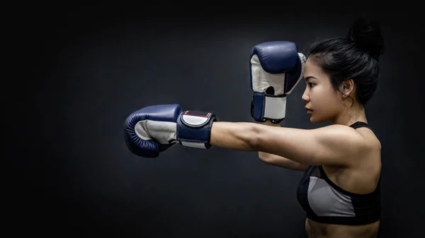 Menina Asiática Boxeador Perfurando Com Luvas Boxe Azul Fundo Preto — Fotografia de Stock