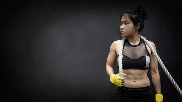 Asiático Menina Fitness Trainer Posando Com Corda Batalha Ombros Fundo — Fotografia de Stock