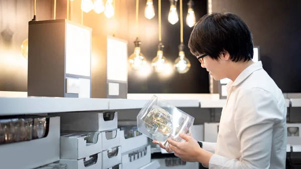 Asiático Chico Shopper Elegir Paquete Bombilla Eléctrica Producto Estante Almacén —  Fotos de Stock