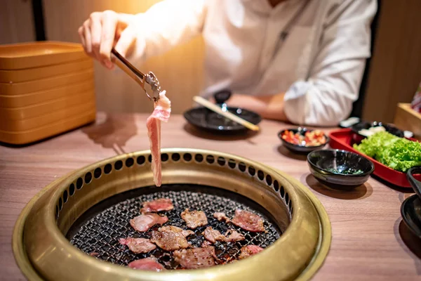Aziatische Man Met Keuken Krultangen Grillen Rundvlees Spek Grillplaat Koreaanse — Stockfoto