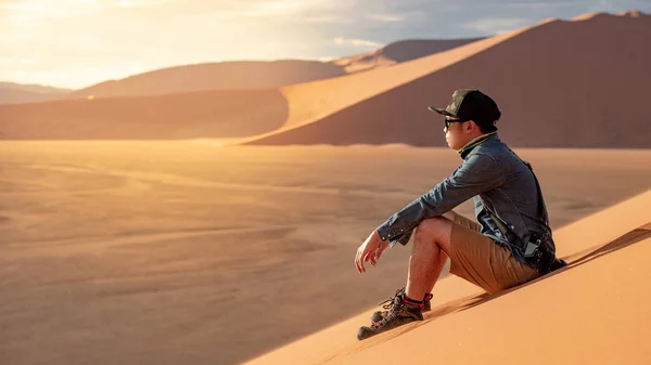 Jonge Aziatische Man Reiziger Fotograaf Landschap Kijken Zittend Zandduin Namib — Stockfoto