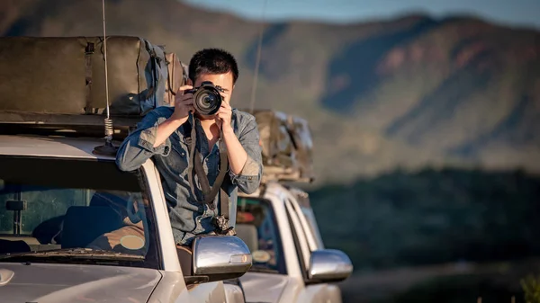 Молоді Азіатські Людина Мандрівника Фотограф Сидячи Автомобіль Вікна Фотографують Дорозі — стокове фото