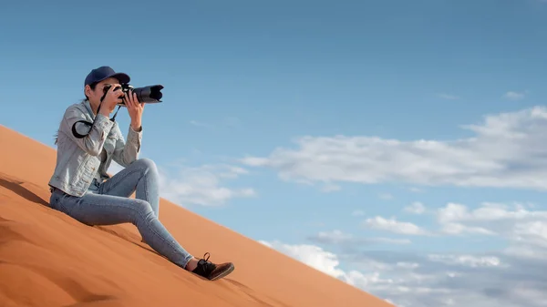 Молодая Азиатка Путешественница Фотограф Держащая Фотоаппарат Фотографирует Песчаной Дюне Пустыне — стоковое фото