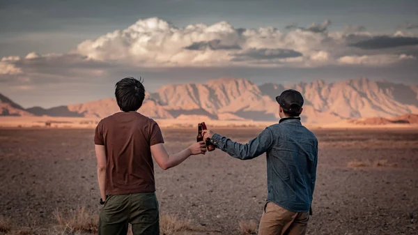Dwie Azjatki Człowiek Podróżnik Sakiewkach Brzęczały Bootle Picia Piwa Patrząc — Zdjęcie stockowe