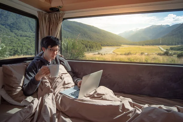 Jeune Homme Asiatique Voyageur Boire Café Chaud Tout Travaillant Avec — Photo