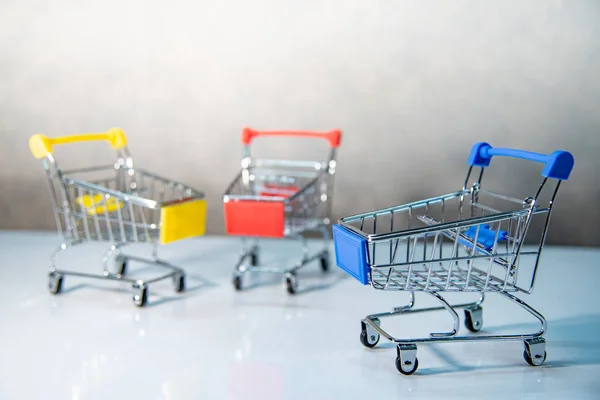 Mini Einkaufswagen Oder Einkaufswagen Auf Dem Tisch Supermarkt Einkaufswagen Schieben — Stockfoto